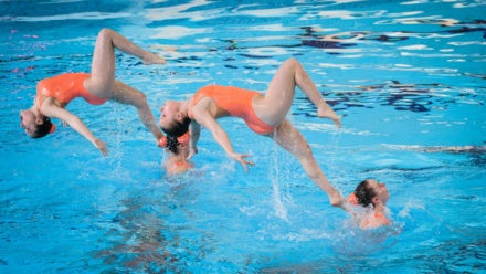 What are the health benefits of artistic swimming?