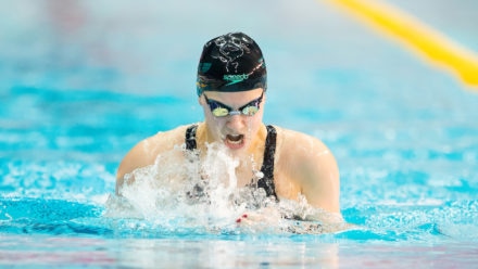 Aimee Willmott sets pace for 200m IM gold